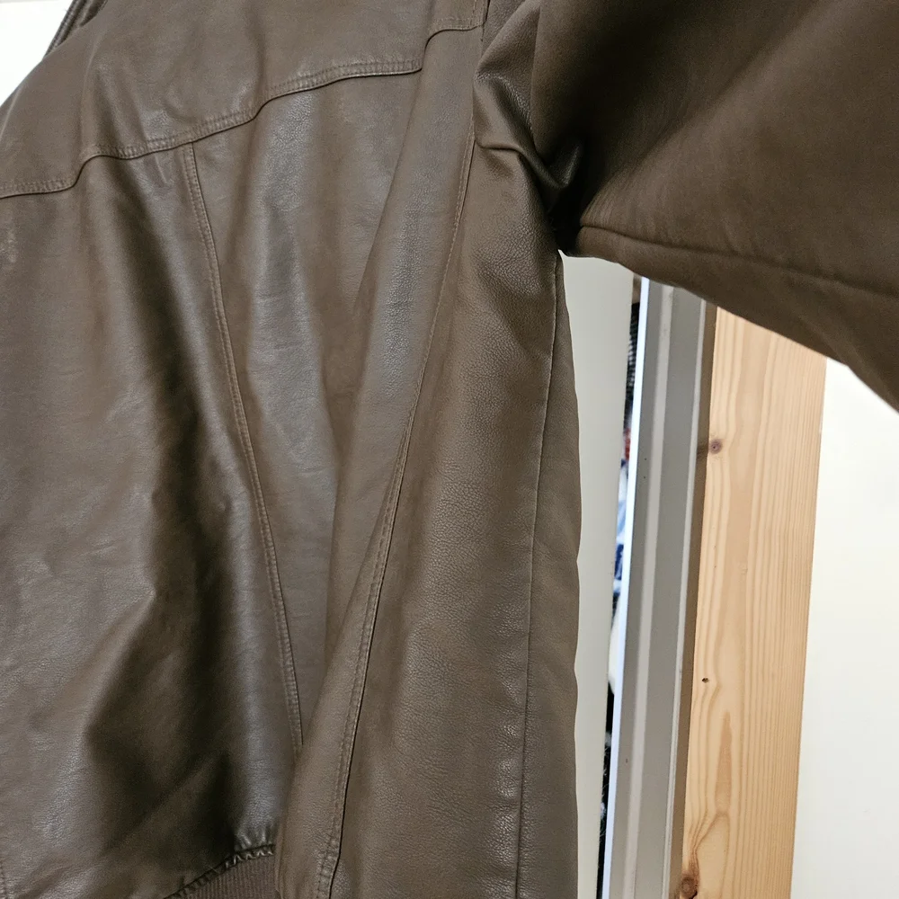 Levi's Men's Brown Faux-Leather Sherpa Lined Jacket - Picture 10 of 13